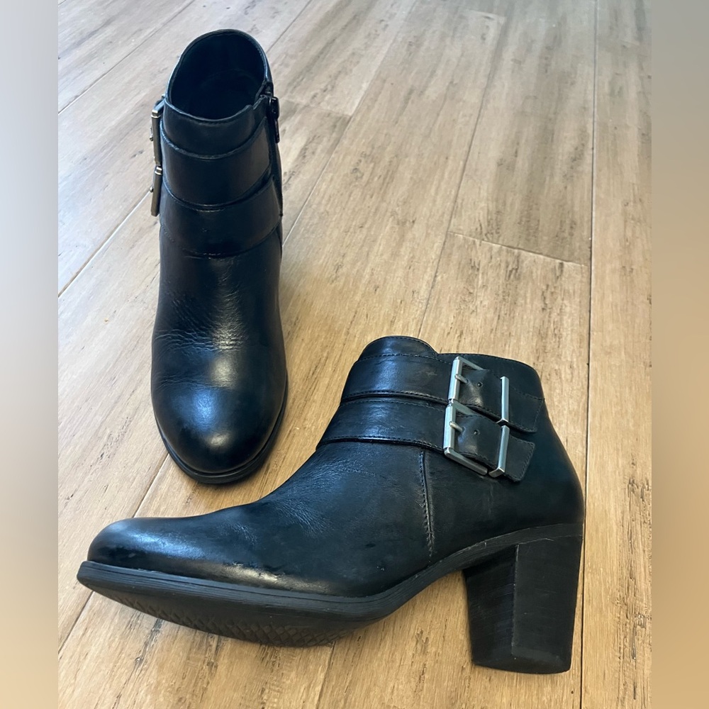 Born black leather side buckle side zip heeled womens ankle boots size 9